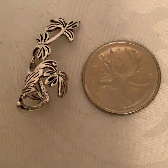 💜3/$30 Antique Silver Spring Leaf Left Cuff Earring non piercing - Picture 3 of 5